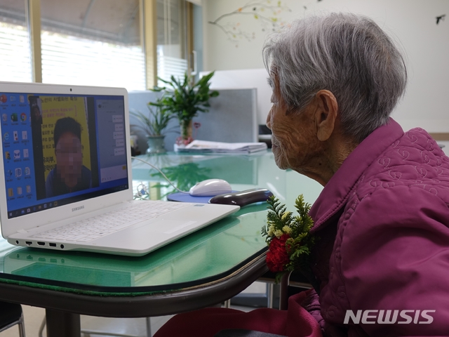 [제주=뉴시스]강경태 기자 = 성모(93) 할머니가 8일 오전 제주특별자치도립노인요양원에서 아들 김모(53)씨와 화상통화로 서로의 안부를 묻고 있다. 2020.05.08. ktk2807@newsis.com
