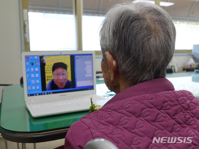 [제주=뉴시스]강경태 기자 = 성모(93) 할머니가 8일 오전 제주특별자치도립노인요양원에서 아들 김모(53)씨와 화상통화로 서로의 안부를 묻고 있다. 2020.05.08. ktk2807@newsis.com