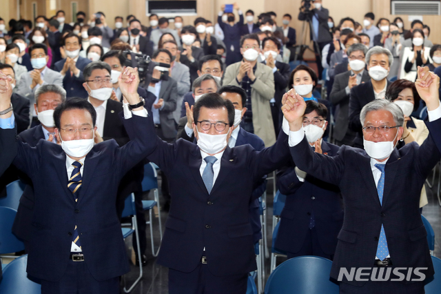 [청주=뉴시스]천영준 기자 = 이시종(가운데) 충북지사와 장선배(오른쪽) 충북도의회 의장, 더불어민주당 변재일(왼쪽) 의원 등이 8일 도청 대회의실에서 다목적 방사광가속기 입지로 청주 오창이 결정되자 환호하고 있다. (사진=충북도 제공) 2020.05.08. photo@newsis.com