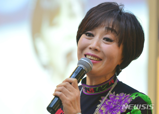 [서울=뉴시스] 김동민 기자 = 가수 하춘화가 지난 2015년 12월16일 서울 중구 프레지던트 호텔에서 열린 ‘하춘화 노래 55 나눔·사랑 리사이틀 기자회견’에 참석해 love me tender를 열창하고 있다. 2015.12.16. life@newsis.com