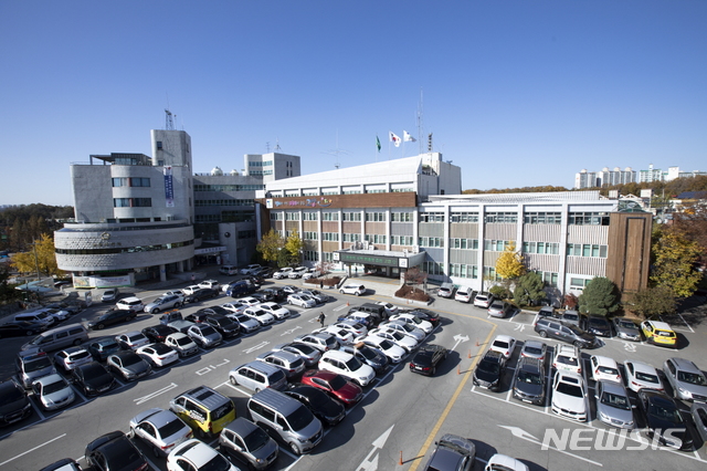 1983년 고양군청사로 지어진 현재의 고양시청사.