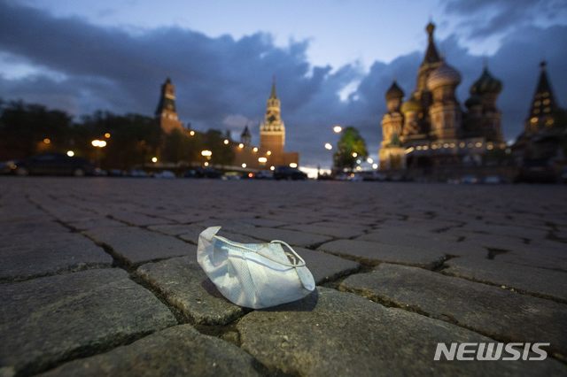 [모스크바=AP/뉴시스]7일(현지시간) 러시아 모스크바의 상크트바실리 대성당 주변 거리에 신종 코로나바이러스 감염증(코로나19) 예방을 위해 사용했던 마스크가 버려져 있다. 모스크바 시민들은 오늘 12일부터 코로나19 제재가 점진적으로 완화되면서 대중교통 이용과 공공장소 방문 시 마스크와 장갑을 착용해야 한다. 러시아의 코로나19 누적 확진자는 17만7160명, 사망자는 1625명으로 집계됐다. 2020.05.08. 