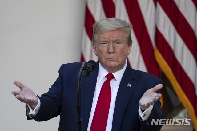 [워싱턴=AP/뉴시스]도널드 트럼프(오른쪽) 대통령이 7일(현지시간) 백악관 로즈가든에서 열린 '국가 기도의 날' 행사에 참석해 발언하는 모습. 2020.05.08.