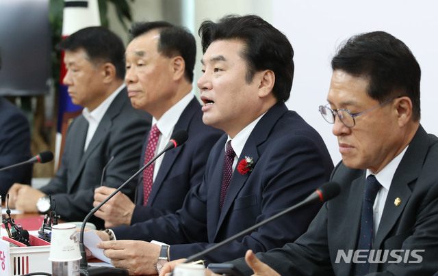 [서울=뉴시스] 김진아 기자 = 원유철 미래한국당 대표가 8일 서울 여의도 국회에서 열린 미래한국당 최고위원회의에서 발언을 하고 있다. 2020.05.08.&nbsp; bluesoda@newsis.com