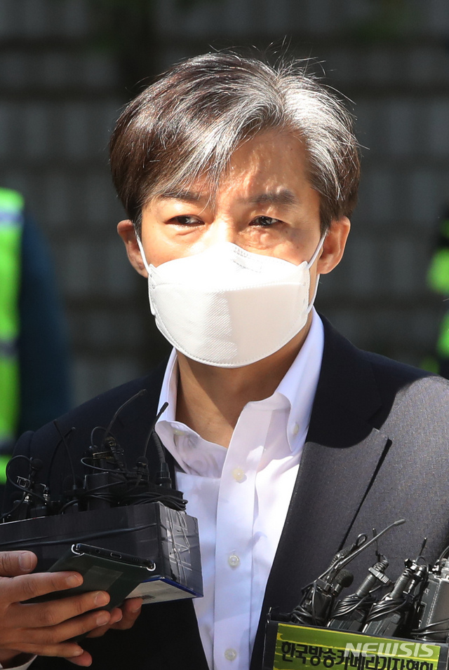 [서울=뉴시스] 박미소 기자 = 조국 전 법무부 장관이 8일 오전 '입시 비리 및 사모펀드, 감찰 무마 혐의' 1차 공판에 출석하기 위해 서울 서초구 서울중앙지방법원으로 들어서고 있다. 2020.05.08. misocamera@newsis.com