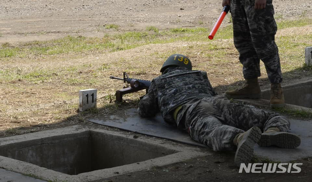 [서울=뉴시스]해병대사령부는 8일 토트넘 홋스퍼 손흥민 선수의 기초군사훈련 모습을 공개했다. 사진은 손흥민이 개인화기 영점사격을 하는 모습. (사진=해병대 페이스북)&nbsp; 2020.05.08. photo@newsis.com