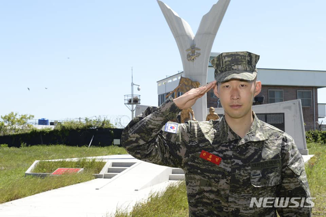[서울=뉴시스]해병대사령부는 8일 토트넘 홋스퍼 손흥민 선수의 기초군사훈련 모습을 공개했다. 사진은 손흥민이 보충역 기초군사훈련 중 해병대 상징탑 앞에서 거수경례 하는 모습. (사진=해병대 페이스북) 2020.05.08.&nbsp; photo@newsis.com