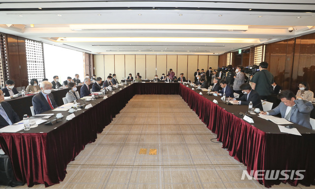 [서울=뉴시스]최진석 기자 = 8일 오전 서울 중구 웨스틴조선호텔에서 '코로나19 치료제·백신개발 범정부 지원단 제2차 회의'가 열리고 있다. 2020.05.08. myjs@newsis.com 