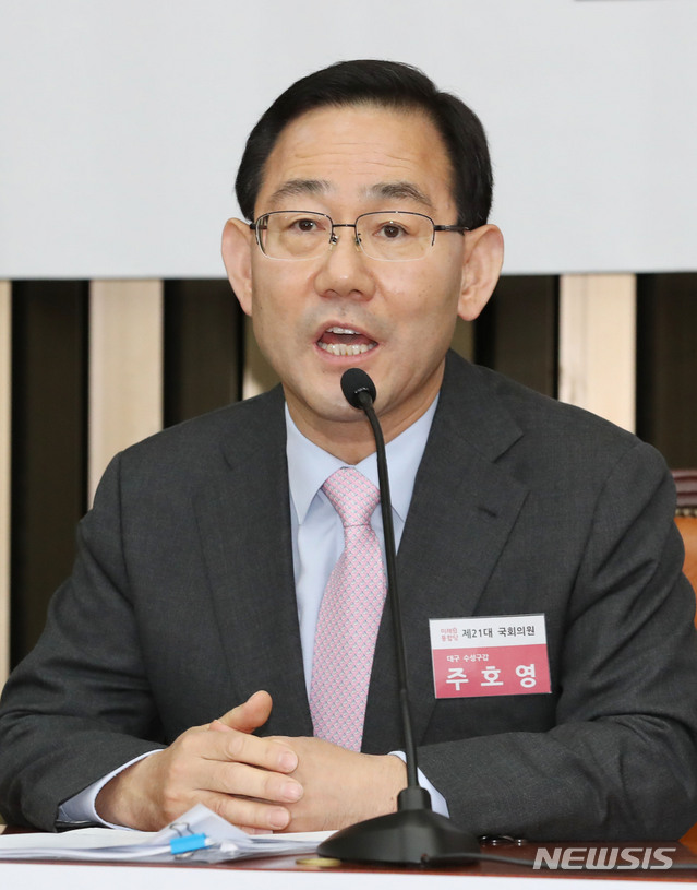 [서울=뉴시스] 김진아 기자 = 주호영 미래통합당 원내대표 후보가 8일 서울 여의도 국회에서 열린 미래통합당 2020년 원내대표 및 정책위의장 선출을 위한 당선자총회에서 합동토론회 발언을 하고 있다. 2020.05.08.&nbsp;&nbsp; bluesoda@newsis.com