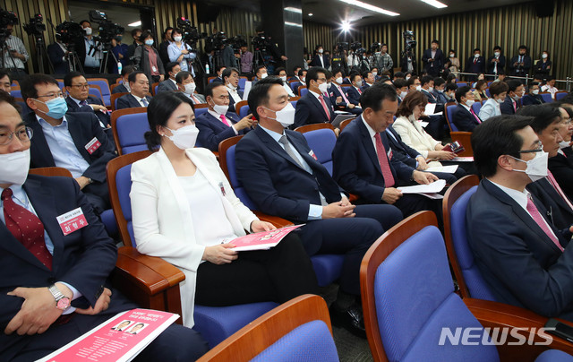 [서울=뉴시스] 장세영 기자 = 제21대 국회 미래통합당 당선인들이 8일 서울 여의도 국회에서 열린 미래통합당 2020년 원내대표 및 정책위의장 선출을 위한 당선자총회에 참석해 후보자들의 정견발표를 듣고 있다. 2020.05.08.&nbsp; photothink@newsis.com