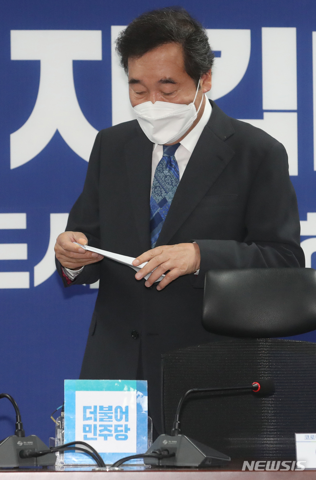 [서울=뉴시스]김명원 기자 = 이낙연 더불어민주당 코로나19 국난극복위원회 위원장이 8일 오전 서울 여의도 국회 의원회관에서 열린 코로나19 국난극복위원회 전체회의에 참석하고 있다. 2020.05.08.&nbsp; kmx1105@newsis.com