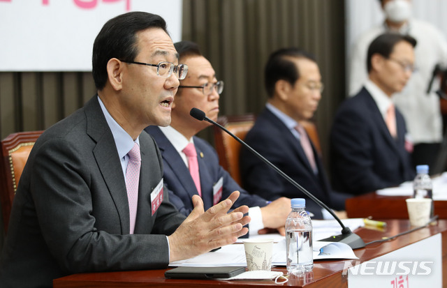 [서울=뉴시스] 김진아 기자 = 주호영 미래통합당 원내대표 후보가 8일 서울 여의도 국회에서 열린 미래통합당 2020년 원내대표 및 정책위의장 선출을 위한 당선자총회 합동토론회에서 발언을 하고 있다. 2020.05.08.&nbsp; bluesoda@newsis.com