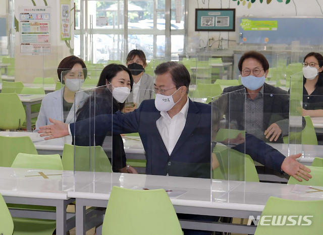 [서울=뉴시스]박영태 기자 = 문재인 대통령이 8일 학생들의 등교 개학 준비 상황을 점검하기 위해 서울 용산구 중경고등학교를 방문해 급식실 자리 간격을 살펴보고 있다. 2020.05.08.since1999@newsis.com