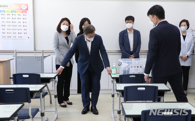 [서울=뉴시스]박영태 기자 = 문재인 대통령이 8일 서울 용산구 중경고등학교를 방문해 학생들의 등교 개학 준비 상황을 점검하고 있다. 2020.05.08.since1999@newsis.com
