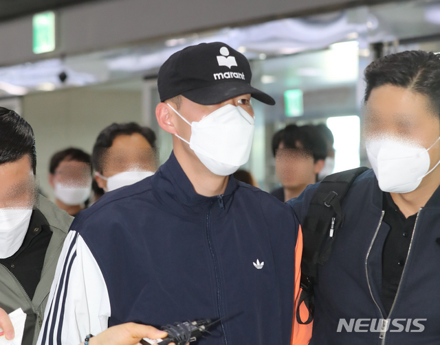 [제주=뉴시스]우장호 기자 = 잉글랜드 프로축구(EPL) 토트넘 손흥민(28)이 8일 제주국제공항 3층 출발장에서 서울행 항공편을 타기 위해 이동하고 있다. 손흥민은 2018 자카르타-팔렘방 아시안게임 남자축구 금메달리스트로 병역 특례혜택을 받아 서귀포시 대정읍 상모리에 위치한 해병대 제9여단 91대대에서 약 3주간의 기초군사훈련을 받았다. 2020.05.08. woo1223@newsis.com