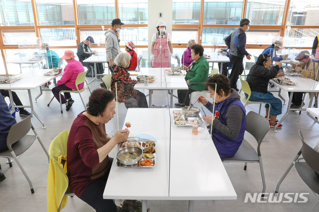 [서울=뉴시스] 박민석 기자 = 어버이날인 8일 오전 서울 양천구 서서울어르신복지관에서 카네이션을 가슴에 단 어르신들이 칸막이가 설치된 경로식당에서 지그재그로 앉아 식사를 하고 있다. 사진은 기사와 무관. 2020.05.08. mspark@newsis.com