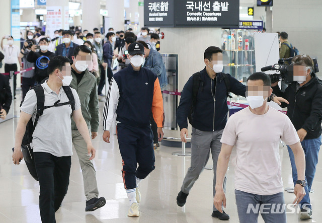 [제주=뉴시스]우장호 기자 = 잉글랜드 프로축구(EPL) 토트넘 손흥민(28)이 8일 제주국제공항 3층 출발장에서 서울행 항공편을 타기 위해 이동하고 있다. 손흥민은 2018 자카르타-팔렘방 아시안게임 남자축구 금메달리스트로 병역 특례혜택을 받아 서귀포시 대정읍 상모리에 위치한 해병대 제9여단 91대대에서 약 3주간의 기초군사훈련을 받았다. 2020.05.08. woo1223@newsis.com