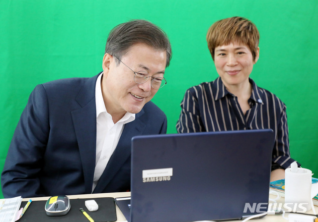 [서울=뉴시스]박영태 기자 = 문재인 대통령이 8일 학생들의 등교 개학 준비 상황을 점검하기 위해 서울 용산구 중경고등학교를 방문해 정수아 과학교사(오른쪽)와 함께 온라인으로 수업중인 학생들과 대화를 나누고 있다. 2020.05.08.since1999@newsis.com