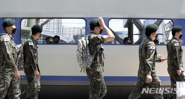 [서울=뉴시스]최진석 기자 = 신종 코로나바이러스 감염증(코로나19) 확산으로 통제됐던 장병 휴가가 정상 시행된 8일 서울역에서 장병들이 KTX 열차 탑승을 위해 이동하고 있다. 2020.05.08.myjs@newsis.com