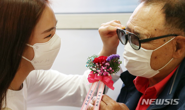 "벌써 2년째" 코로나19 속 한숨 깊어지는 어버이날 