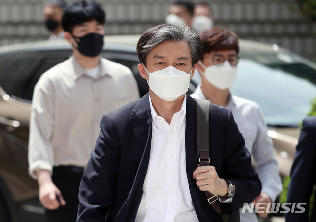 [서울=뉴시스] 박미소 기자 = 조국 전 법무부 장관이 지난달 8일 오후 '입시 비리 및 사모펀드, 감찰 무마 혐의' 1차 오후 공판에 출석하기 위해 서울 서초구 서울중앙지방법원을 들어서고 있다.2020.05.08. misocamera@newsis.com