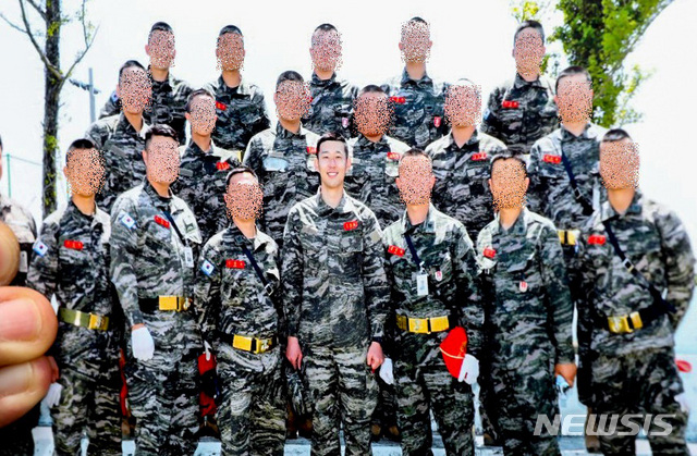 [제주=뉴시스]우장호 기자 = 축구스타 손흥민(28·토트넘)이 제주 서귀포시 대정읍 해병대 9여단 훈련소 기초군사훈련을 마치고 퇴소한 8일 오전 손흥민의 훈련소 동기가 함께 찍은 사진을 취재진에게 공개했다. 손흥민은 2018 자카르타-팔렘방 아시안게임 남자축구 금메달리스트로 병역 특례혜택을 받아 이곳에서 기초군사훈련을 받았다. 2020.05.08. woo1223@newsis.com