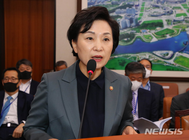 [서울=뉴시스] 장세영 기자 = 김현미 국토교통부 장과이 8일 서울 여의도 국회에서 열린 국회 국토교통위원회 전체회의에 참석해 인사말을 하고 있다. 2020.05.08. photothink@newsis.com