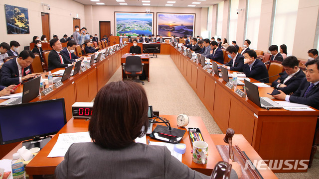 [서울=뉴시스] 장세영 기자 = 박순자 국회 국토교통위원회 위원장이 8일 서울 여의도 국회에서 열린 전체회의에서 의사봉을 두드리고 있다. 2020.05.08. photothink@newsis.com