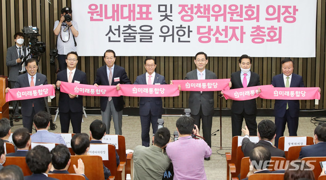 [서울=뉴시스] 김진아 기자 = 미래통합당 원내대표로 선출된 주호영 의원과 정책위의장으로 선출된 이종배 의원이 8일 서울 여의도 국회에서 열린 미래통합당 2020년 원내대표 및 정책위의장 선출을 위한 당선자총회에서 당선 후 받은 머플러를 들어보이고 있다. 2020.05.08.&nbsp; bluesoda@newsis.com