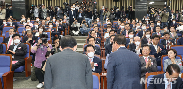 [서울=뉴시스]김진아 기자 = 8일 국회에서 열린 미래통합당 당선인 총회에서 새 원내대표에 선출된 주호영 의원(왼쪽)과 이종배 새 정책위의장이 인사하고 있다. 2020.05.08.photo@newsis.com