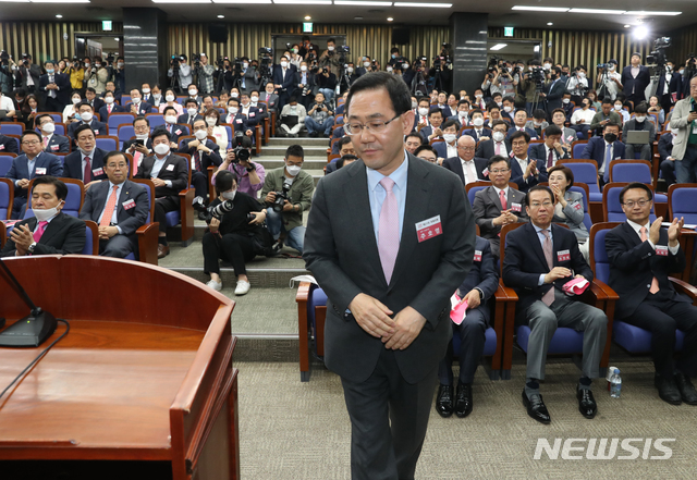 [서울=뉴시스]김진아 기자 = 8일 국회에서 열린 미래통합당 당선인 총회에서 새 원내대표에 선출된 주호영 의원이 인사말을 하기위해 발언대로 나오고 있다. 2020.05.08.photo@newsis.com