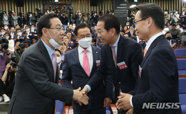 [서울=뉴시스]김진아 기자 = 8일 국회에서 열린 미래통합당 당선인 총회에서 새 원내대표에 선출된 주호영 의원이 권영세 후보와 인사하고 있다. 신임 정책위의장으로는 이종배 의원이 선출됐다. 2020.05.08.photo@newsis.com