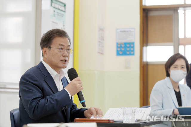 [서울=뉴시스]박영태 기자 = 문재인 대통령이 8일 서울 용산구 중경고등학교를 방문해 등교 개학 준비 현장 점검을 한 후 학교 교장선생님 및 학부모들과의 간담회에서 발언하고 있다. 2020.05.08.since1999@newsis.com