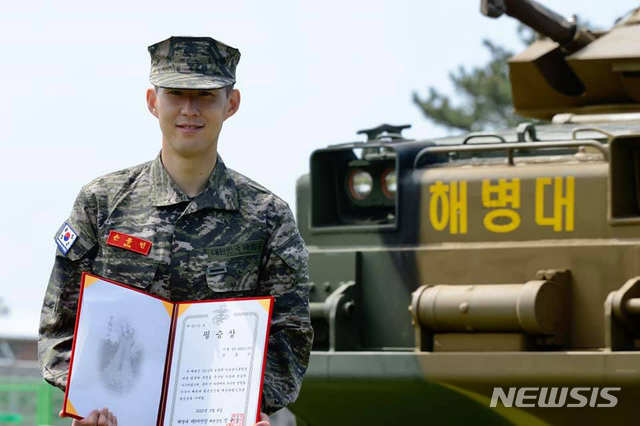 [제주=뉴시스]우장호 기자 = 축구스타 손흥민(28·토트넘)이 8일 제주 서귀포시 대정읍 해병대 9여단 92대대에서 열린 기초군사훈련 수료식을 마치고 기념 촬영하고 있다. 2018 자카르타-팔렘방 아시안게임 남자축구 금메달리스트로 병역 특례혜택을 받은 손흥민은 이날 약 3주간의 훈련을 마치고 퇴소했다. (사진=해병대 제공) 2020.05.08. woo1223@newsis.com