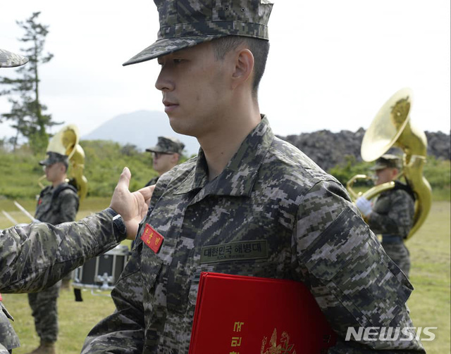 [제주=뉴시스]우장호 기자 = 축구스타 손흥민(28·토트넘)이 8일 제주 서귀포시 대정읍 해병대 9여단 92대대에서 열린 기초군사훈련 수료식에서 해병대 상징인 빨간 명찰을 부여 받고 있다. 2018 자카르타-팔렘방 아시안게임 남자축구 금메달리스트로 병역 특례혜택을 받은 손흥민은 이날 약 3주간의 훈련을 마치고 퇴소했다. (사진=해병대 제공) 2020.05.08. woo1223@newsis.com