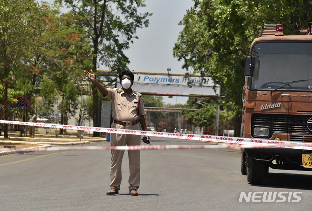 [바사카파트남(인도)=AP/뉴시스]8일(현지시간) 인도 비샤카파트남 LG 폴리머 공장 가스 누출사고 현장 인근에서 한 경찰관이 주변을 통제하고 있다. 인도 당국은 이 사고로 어린이 포함 12명이 숨지고 1000여 명이 건강상 피해를 보았다고 밝혔다. 병원으로 옮겨진 환자 중 20여 명은 상태가 심각해 사망자 수는 더 늘 것으로 보인다. 2020.05.08.