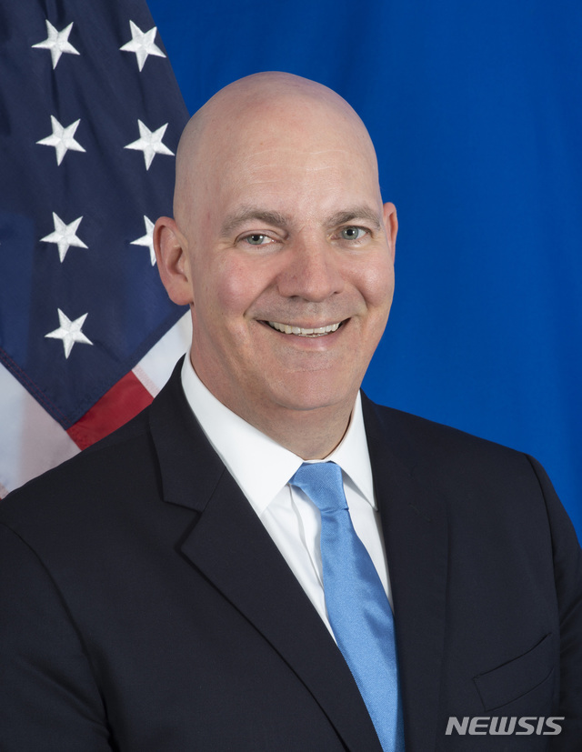 [서울=뉴시스] 클라크 쿠퍼(사진) 미국 국무부 정치·군사 담당 차관보는 8일(현지시간) 화상으로 진행된 기자회견에서 한국과 미국의 방위비 분담금 협상이 다양한 채널을 통해 활발히 진행되고 있다고 밝혔다. (사진=미국 국무부 홈페이지 캡처) 2020.5.9.