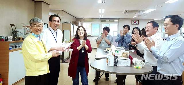  이철규 장학관(사진 왼쪽에서 두번째)이 어버이날이자 생일인 8일 수원제일야학에 100만원을 기부하고 함박웃음을 짓고 있다. 