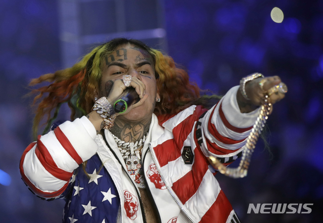 [밀라노(이탈리아)=AP/뉴시스]미 래퍼 식스나인(6ix9ine)이 지난 2018년 9월21일 이탈리아 밀라노에서 공연하고 있다. 식스나인이 어린이 빈곤 퇴치(No Kid Hungry) 캠페인을 벌이는 자선단체 '우리의 힘을 모아'(Share Our Strength)에 20만 달러(2억4534만원)를 기부한다고 밝혔다가 거절당했다고 미 연예잡지 TMZ가 12일(현지시간) 보도했다. 2020.5.13