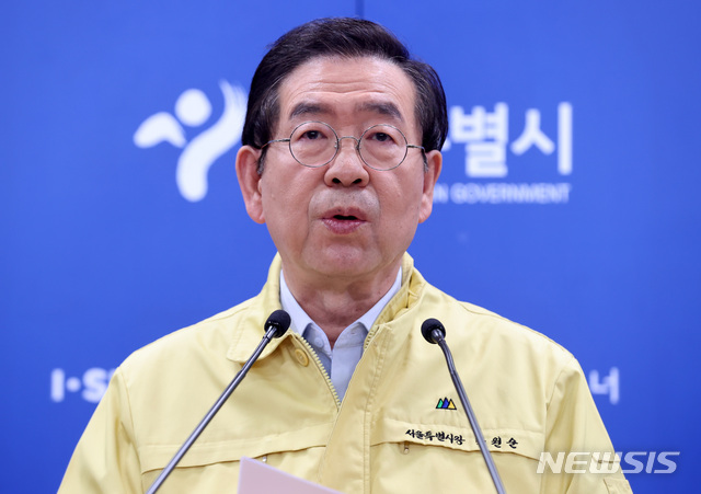 [서울=뉴시스] 이영환 기자 = 박원순 서울시장이 9일 오후 서울 중구 서울시청 브리핑룸에서 용산구 클럽 코로나19 확진자 발생 조치사항 관련 긴급 브리핑을 하고 있다. 2020.05.09.&nbsp; 20hwan@newsis.com