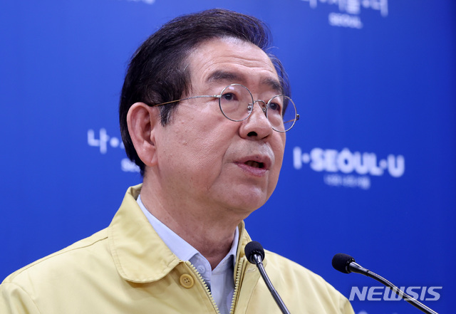 [서울=뉴시스] 이영환 기자 = 박원순 서울시장이 9일 오후 서울 중구 서울시청 브리핑룸에서 용산구 클럽 코로나19 확진자 발생 조치사항 관련 긴급 브리핑을 하고 있다. 2020.05.09.&nbsp; 20hwan@newsis.com