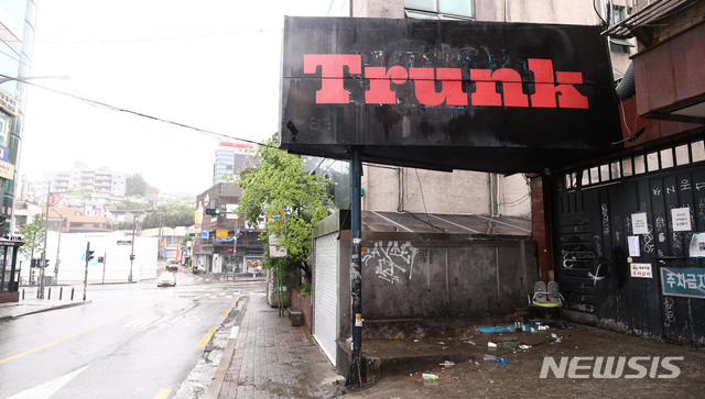 [서울=뉴시스] 이영환 기자 = 박원순 서울시장이 9일 긴급 브리핑을 열고 이태원 클럽 신종 코로나바이러스 감염증(코로나19) 집단감염과 관련해 서울 소재 클럽, 감성주점 등 유흥업소에 집합금지 행정명령을 내렸다. 집합금지 명령 해제는 향후 별도 명령시까지 이어진다. 사진은 이날 오후 서울 용산구 이태원의 확진자가 다녀간 클럽 인근 도로의 모습. 2020.05.09. 20hwan@newsis.com