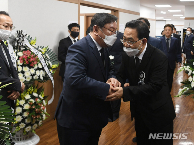 [대구=뉴시스] 이무열 기자 = 김태년 더불어민주당 원내대표(왼쪽)가 9일 오후 대구 중구 삼덕동 경북대학교병원 장례식장에 마련된 주호영 미래통합당 원내대표 부친상 빈소를 찾아 조문한 뒤 주호영 원내대표의 손을 잡고 위로하고 있다. 2020.05.09.lmy@newsis.com