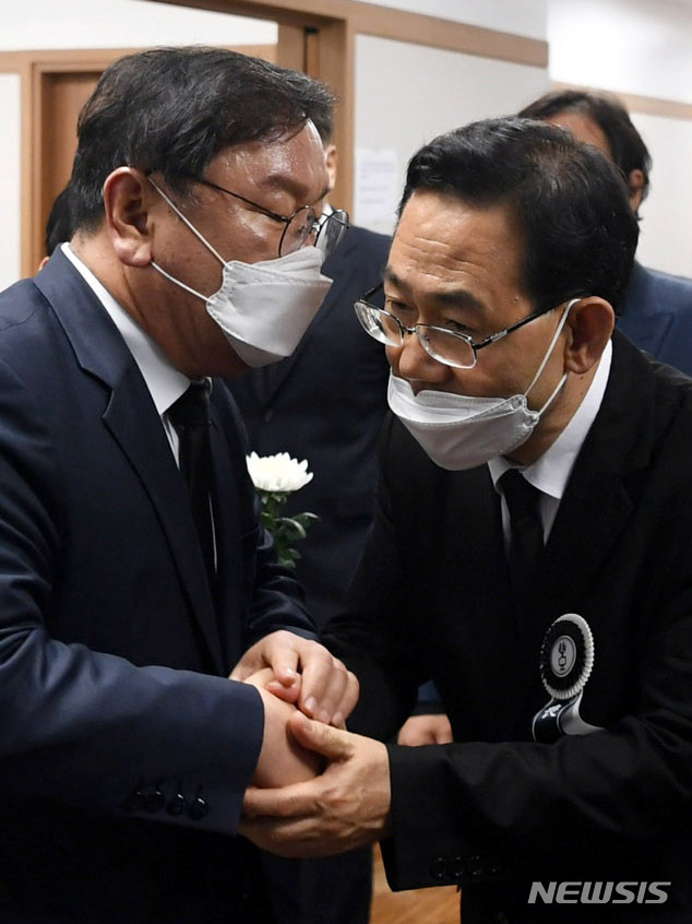[대구=뉴시스] 이무열 기자 = 김태년 더불어민주당 원내대표(왼쪽)가 9일 오후 대구 중구 삼덕동 경북대학교병원 장례식장에 마련된 주호영 미래통합당 원내대표 부친상 빈소를 찾아 조문한 뒤 주호영 원내대표의 손을 잡고 위로하고 있다. 2020.05.09.lmy@newsis.com
