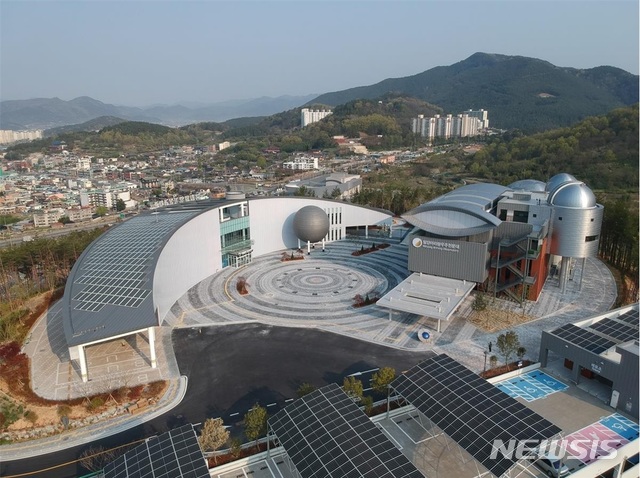 [밀양=뉴시스] 경남 밀양시는 오는 21일 오후 2시 교동 밀양대공원 일원 국내 최고 수준의 관측장비를 갖춘 아리랑 우주천문대와 국립밀양기상과학관을 개관한다.(사진=밀양시 제공) 2020.05.10 photo@newsis.com