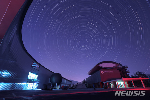 [밀양=뉴시스] 안지율 기자 = 경남 밀양시는 21일 교동 밀양대공원 일원 국내 최고 수준의 관측장비를 갖춘 아리랑 우주천문대 개관에 앞서 10일 우주천문대의 밤하늘 북극성 중심으로 시계 반대 방향으로 이동하는 별의 일주운동 궤적을 담은 사진을 공개했다.(사진=밀양시 제공) 2020.05.10 photo@newsis.com