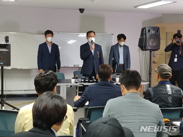 [이천=뉴시스]안형철기자= 10일 오전 11시께 나원오 이천 화재 수사본부 부본부장이 이천 화재 유족들을 대상으로 수사 진행상황에 대한 2차 브리핑을 진행하고 있다. 2020.05.10goahc@newsis.com 