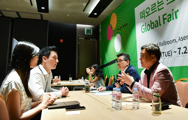 [서울=뉴시스]'넥스트라이즈 2019' 에서 국내외 글로벌 대기업, 벤처캐피탈(VC), 유니콘, 스타트업 등 기업간 1대1 밋업이 진행되고 있다. (사진=한국무역협회 제공) 2020.0511