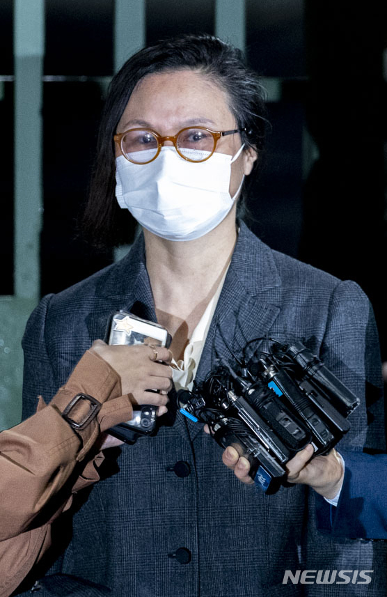 [의왕=뉴시스]김선웅 기자 = 자녀 입시비리, 사모펀드 의혹 으로 구속 기소된 정경심 동양대 교수(조국 전 법무부 장관의 부인)가 지난 10일 새벽 경기 의왕시 서울구치소에서 구속기간 만료로 석방되고 있다. 2020.05.10. photo@newsis.com