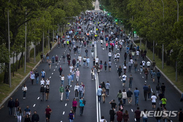 [마드리드=AP/뉴시스] 스페인 수도에서 어른들의 옥외 운동이 허용된 두 번째 주말인 9일 카스텔라나 산책로에 많은 사람들이 나와 걷고 달리고 있다. 2020. 5. 10.